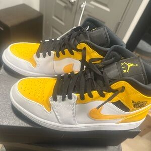Jordan Sneakers Yellow and White